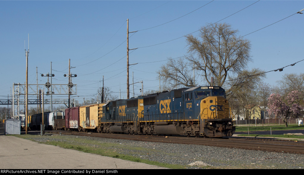 CSX 8732 leads L365.